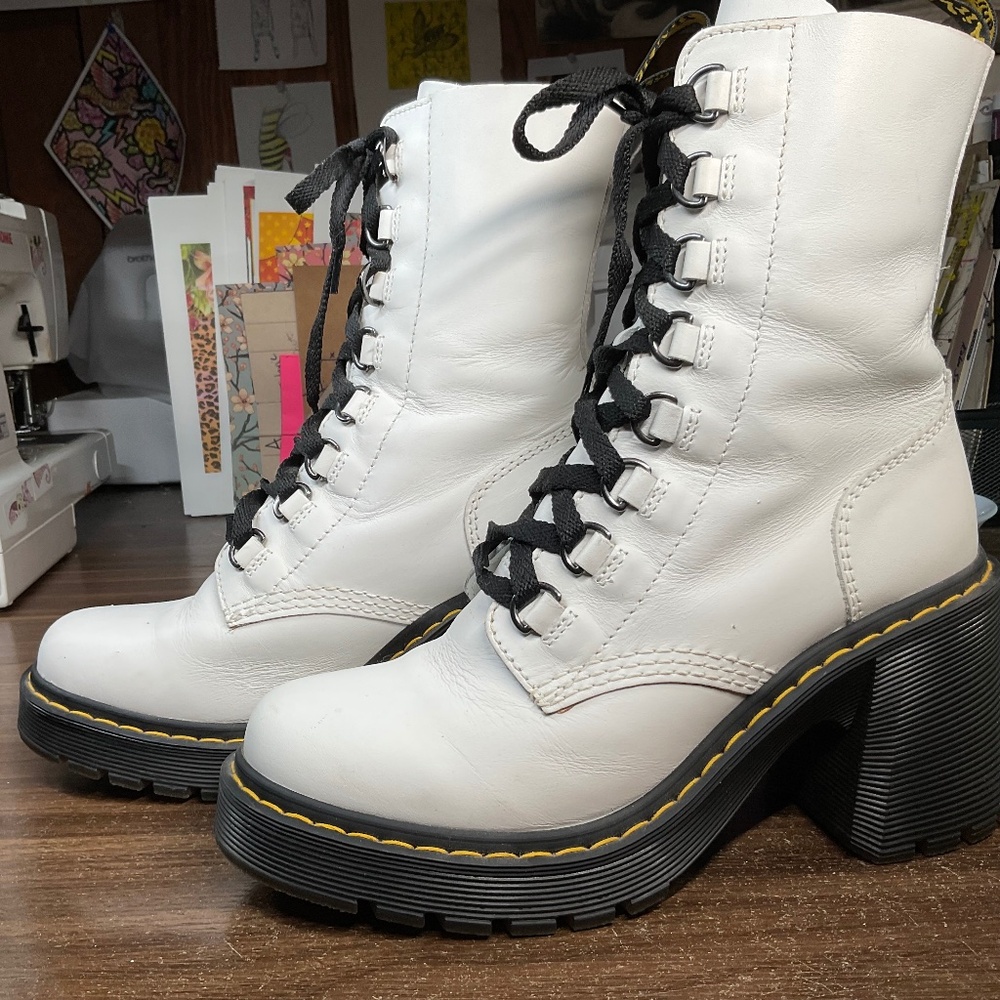 Dr. Martens Chesney Leather Flared Heel Lace Up Boots Sz W9 EUC